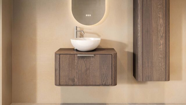 Het Bergwood Curved badkamermeubel in donker eiken straalt luxe en karakter uit. De ronde vormen en de zachte hoeken geven het meubel een moderne elegantie, terwijl het volledig massieve eikenhout — inclusief het wastafelblad — zorgt voor een duurzam