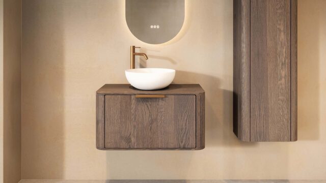 Het Bergwood Curved badkamermeubel in donker eiken straalt luxe en warmte uit. De afgeronde hoeken en het ronde ontwerp geven het meubel een verfijnde uitstraling, terwijl het massieve eikenhout — inclusief het bijpassende wastafelblad — zorgt voor e