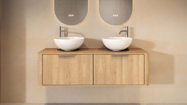 Het Bergwood Curved badkamermeubel van 140 cm in eiken Naturel brengt licht, warmte en verfijnde luxe in de badkamer. De afgeronde hoeken en het massieve eiken wastafelblad geven het meubel een zachte, vriendelijke uitstraling. Door het blad na gebru