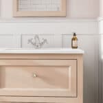 Landelijk klassiek badmeubel 140 cm in Setting Plaster met keramische wastafel en vier softclose lades