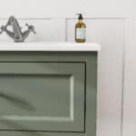 Klassiek wastafelmeubel 80 cm gespoten in Card Room Green met keramische wastafel en twee softclose lades