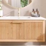 Massief naturel eiken badkamermeubel van 100 cm uit de Grooveline-serie, uitgevoerd met één ruime lade en inclusief een bijpassende keramische wastafel.