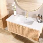 Massief naturel eiken badkamermeubel van 100 cm uit de Grooveline-serie, uitgevoerd met één ruime lade en inclusief een bijpassende keramische wastafel.