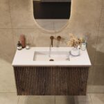 Hangend donker eiken badkamermeubel 100 cm met vlak front, binnenlade en solid surface wastafel