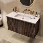 Hangend donker eiken badkamermeubel 100 cm met vlak front, binnenlade en solid surface wastafel