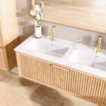 Massief naturel eiken badkamermeubel van 120 cm uit de Grooveline-serie, uitgevoerd met één ruime lade en inclusief een bijpassende keramische wastafel.