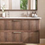 Massief donker eiken badkamermeubel van 120 cm uit de Grooveline-serie, uitgevoerd met twee ruime lades en inclusief een bijpassende keramische wastafel.