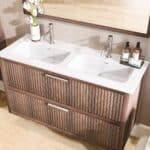 Massief donker eiken badkamermeubel van 120 cm uit de Grooveline-serie, uitgevoerd met twee ruime lades en inclusief een bijpassende keramische wastafel.