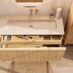 Naturel eiken wastafelmeubel 120 cm met vlak front, binnenlade en geïntegreerde limestone wastafel