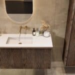 Hangend donker eiken badmeubel 120 cm met vlak front, binnenlade en witte solid surface wastafel