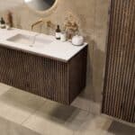 Hangend donker eiken badmeubel 120 cm met vlak front, binnenlade en witte solid surface wastafel