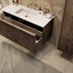 Hangend donker eiken badmeubel 120 cm met vlak front, binnenlade en witte solid surface wastafel