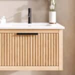 Hangend modern badkamermeubel 140 cm naturel eiken met groevenfront en keramische wastafel