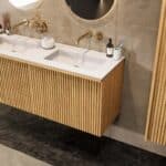 Naturel eiken badmeubel 140 cm met vlak front, binnenlade en dubbele witte solid surface wastafel