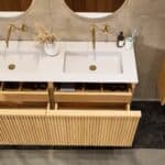 Naturel eiken badmeubel 140 cm met vlak front, binnenlade en dubbele witte solid surface wastafel