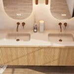 Eiken wastafelmeubel 160 cm met vlak front, binnenlade en dubbele beige limestone wastafel