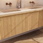 Eiken wastafelmeubel 160 cm met vlak front, binnenlade en dubbele beige limestone wastafel