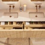 Eiken wastafelmeubel 160 cm met vlak front, binnenlade en dubbele beige limestone wastafel