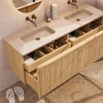 Eiken wastafelmeubel 160 cm met vlak front, binnenlade en dubbele beige limestone wastafel