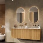 Eiken wastafelmeubel 160 cm met vlak front, binnenlade en dubbele witte solid surface wastafel