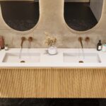 Eiken wastafelmeubel 160 cm met vlak front, binnenlade en dubbele witte solid surface wastafel
