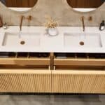 Eiken wastafelmeubel 160 cm met vlak front, binnenlade en dubbele witte solid surface wastafel