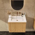 Hangend naturel eiken badkamermeubel 70 cm met vlak front, binnenlade en solid surface wastafel