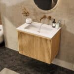 Hangend naturel eiken badkamermeubel 70 cm met vlak front, binnenlade en solid surface wastafel