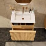 Hangend naturel eiken badkamermeubel 70 cm met vlak front, binnenlade en solid surface wastafel