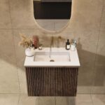 Hangend donker eiken wastafelmeubel 70 cm met vlak front, binnenlade en witte solid surface wastafel