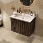 Hangend donker eiken wastafelmeubel 70 cm met vlak front, binnenlade en witte solid surface wastafel