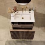 Hangend donker eiken wastafelmeubel 70 cm met vlak front, binnenlade en witte solid surface wastafel