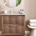 Massief donker eiken badkamermeubel van 80 cm uit de Grooveline-serie, uitgevoerd met twee ruime lades en inclusief een bijpassende keramische wastafel.