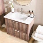 Massief donker eiken badkamermeubel van 80 cm uit de Grooveline-serie, uitgevoerd met twee ruime lades en inclusief een bijpassende keramische wastafel.