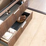 Massief donker eiken badkamermeubel van 120 cm uit de Grooveline-serie, uitgevoerd met twee ruime lades en inclusief een bijpassende keramische wastafel.