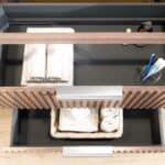 Massief donker eiken badkamermeubel van 80 cm uit de Grooveline-serie, uitgevoerd met twee ruime lades en inclusief een bijpassende keramische wastafel.