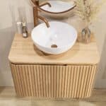 Rond hangend naturel eiken badkamermeubel 80 cm met afgeronde hoeken, groevenfront en eiken wastafelblad
