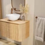 Rond hangend naturel eiken badkamermeubel 80 cm met afgeronde hoeken, groevenfront en eiken wastafelblad
