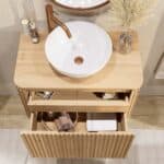 Rond hangend naturel eiken badkamermeubel 80 cm met afgeronde hoeken, groevenfront en eiken wastafelblad