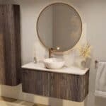 De Softgroove massief eiken badkamermeubels kenmerken zich door de afgeronde hoeken. Hiermee krijgen de meubels een retro look and feel. Het meubel is voorzien van een extra binnenlade waarin je handig alle badkamerspullen in kunt opbergen. Deze bevi