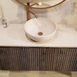 De Softgroove massief eiken badkamermeubels kenmerken zich door de afgeronde hoeken. Hiermee krijgen de meubels een retro look and feel. Het meubel is voorzien van een extra binnenlade waarin je handig alle badkamerspullen in kunt opbergen. Deze bevi