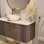 De Softgroove massief eiken badkamermeubels kenmerken zich door de afgeronde hoeken. Hiermee krijgen de meubels een retro look and feel. Het meubel is voorzien van een extra binnenlade waarin je handig alle badkamerspullen in kunt opbergen. Deze bevi