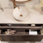 De Softgroove massief eiken badkamermeubels kenmerken zich door de afgeronde hoeken. Hiermee krijgen de meubels een retro look and feel. Het meubel is voorzien van een extra binnenlade waarin je handig alle badkamerspullen in kunt opbergen. Deze bevi