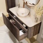 De Softgroove massief eiken badkamermeubels kenmerken zich door de afgeronde hoeken. Hiermee krijgen de meubels een retro look and feel. Het meubel is voorzien van een extra binnenlade waarin je handig alle badkamerspullen in kunt opbergen. Deze bevi