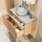 Rond hangend naturel eiken badkamermeubel 100 cm met afgeronde hoeken en mat grijs blad met witte waskom
