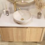 De Softcube massief eiken badkamermeubels kenmerken zich door de afgeronde hoeken. Hiermee krijgen de meubels een retro look and feel. Het meubel is voorzien van een extra binnenlade waarin je handig alle badkamerspullen in kunt opbergen. Deze bevind