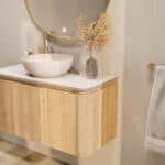 De Softcube massief eiken badkamermeubels kenmerken zich door de afgeronde hoeken. Hiermee krijgen de meubels een retro look and feel. Het meubel is voorzien van een extra binnenlade waarin je handig alle badkamerspullen in kunt opbergen. Deze bevind