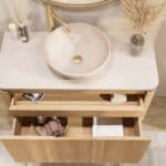 De Softcube massief eiken badkamermeubels kenmerken zich door de afgeronde hoeken. Hiermee krijgen de meubels een retro look and feel. Het meubel is voorzien van een extra binnenlade waarin je handig alle badkamerspullen in kunt opbergen. Deze bevind