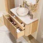 De Softcube massief eiken badkamermeubels kenmerken zich door de afgeronde hoeken. Hiermee krijgen de meubels een retro look and feel. Het meubel is voorzien van een extra binnenlade waarin je handig alle badkamerspullen in kunt opbergen. Deze bevind