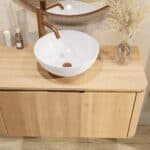 Rond hangend naturel eiken badkamermeubel 100 cm met afgeronde hoeken en eiken blad met witte waskom